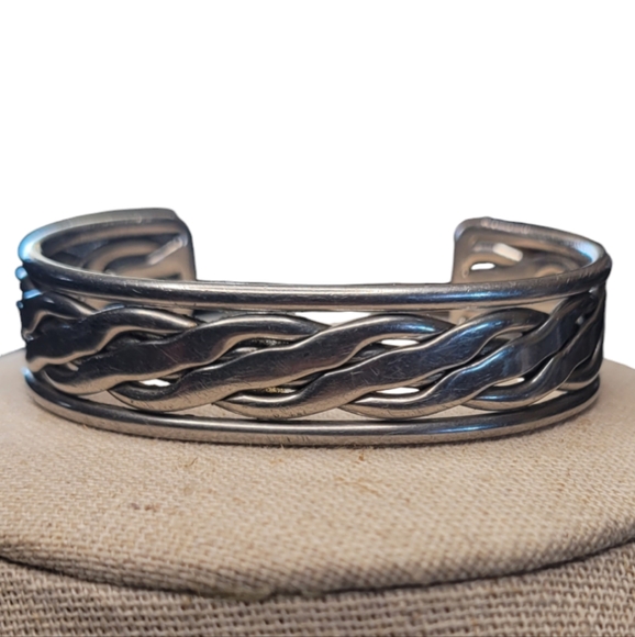 Handmade Cuff Bracelet Small Navajo - Picture 3 of 7